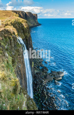 Die Mealt Wasserfall fällt mit dem Kilt Rock im Abstand, Trotternish, Isle of Skye, Schottland, Großbritannien Stockfoto