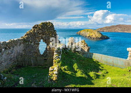 Die Überreste von Duntulm Castle, mit Tulm Insel hinter, Trotternish, Isle of Skye, Schottland, Großbritannien Stockfoto