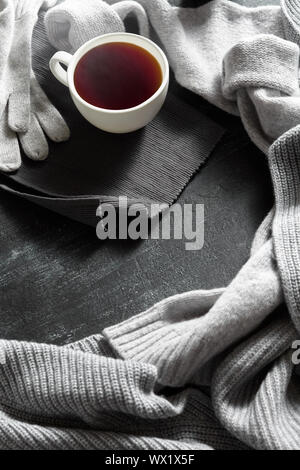 Kleidung aus Gewirken und Tasse trinken Stockfoto