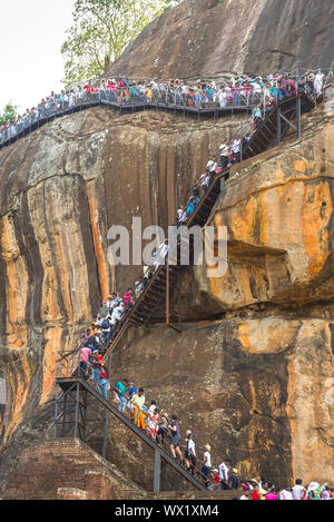 Leute kletterten auf externe Treppe vom Lion Gate in den Palast auf der Oberseite Stockfoto