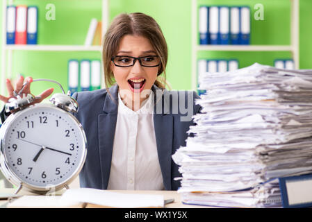 Geschäftsfrau unter Stress im Büro Stockfoto