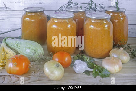 Konserven squash Kaviar mit Gemüse in Gläsern. Stockfoto