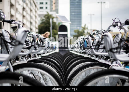 City Fahrrad für Miete, in einer Zeile in der Innenstadt geparkt. Stockfoto