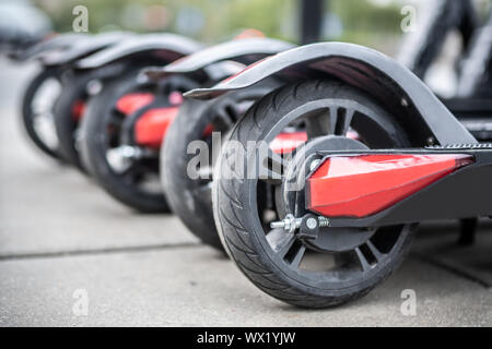 Räder der geparkten Elektroroller. Stockfoto