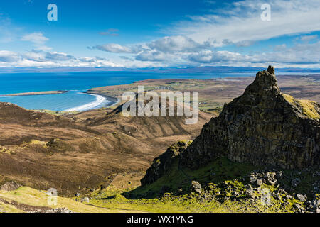 Staffin Bucht und den inneren Ton des Quiraing, Trotternish, Isle of Skye, Schottland, Großbritannien. Das Gefängnis auf der rechten Seite. Stockfoto