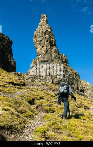 Ein Wanderer am Fuße der Nadel, an der Quiraing, Trotternish, Isle of Skye, Schottland, Großbritannien Stockfoto