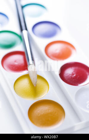 Aquarellfarbe über weiß Stockfoto