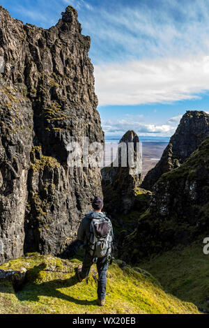 Ein Wanderer zwischen den Pinnacles und Felsen der Quiraing, Trotternish, Isle of Skye, Schottland, Großbritannien Stockfoto