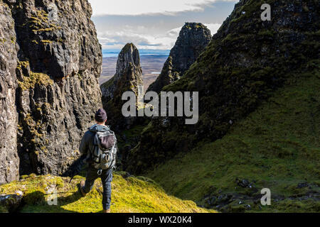 Ein Wanderer zwischen den Pinnacles und Felsen der Quiraing, Trotternish, Isle of Skye, Schottland, Großbritannien Stockfoto