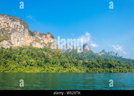 Kalkstein Berge rund um den Cheow Lan Lake im Süden von Thailand Stockfoto