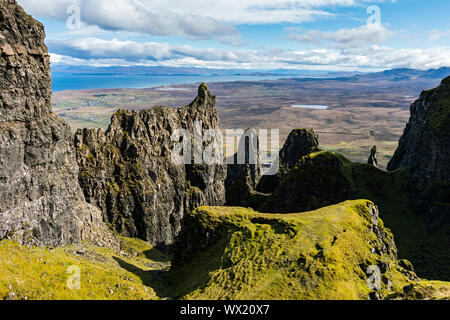 Zu den Pinnacles und Felsen der Quiraing, Trotternish, Isle of Skye, Schottland, Großbritannien Stockfoto