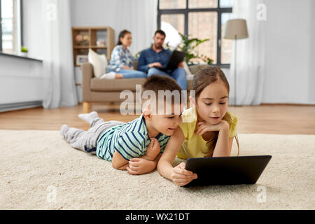 Bruder und Schwester mit Tablet Computer zu Hause. Stockfoto