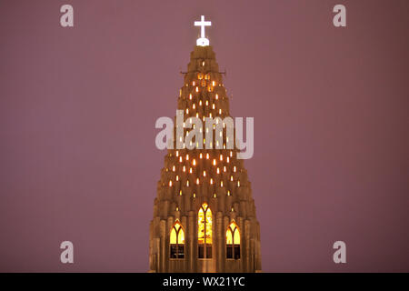 Beleuchtete Turm der Hallgrímskirkja in der Dämmerung, Reykjavik, Island, Europa Stockfoto