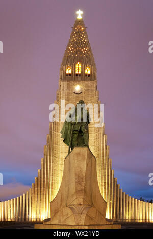 Beleuchtete die Hallgrímskirkja mit Statue von Leif Eriksson in der Dämmerung, Reykjavik, Island, Europa Stockfoto