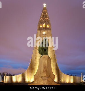 Beleuchtete die Hallgrímskirkja mit Statue von Leif Eriksson in der Dämmerung, Reykjavik, Island, Europa Stockfoto
