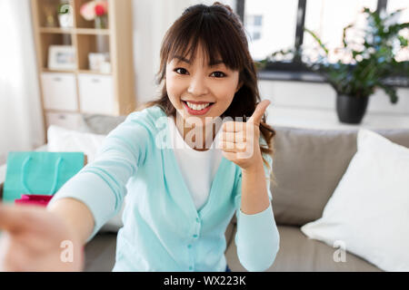 Asiatische Frau blogger unter Video- oder selfie Stockfoto