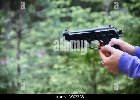 Frau Triebe von Air Gun im Wald Stockfoto