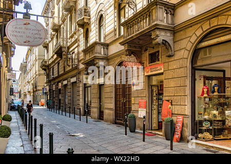 Menschen zu Fuß hinter einem paninni Shop entlang der Via Palazzo di Città, eine schmale Straße von der Piazza Castello, Turin, Italien Stockfoto