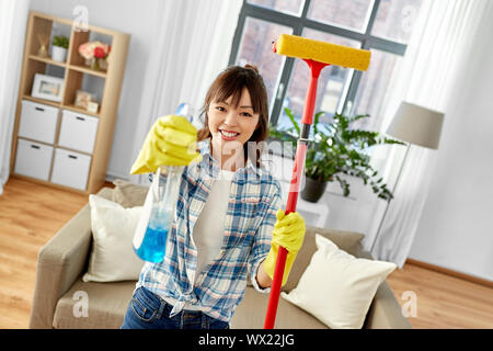 Asiatische Frau mit Glasreiniger und Schwamm mop Stockfoto
