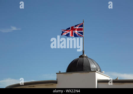 Clacton On Sea, Essex, England, 15. September 2019, die Union Flag fliegt über die Pier. Stockfoto