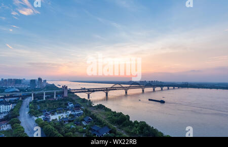 Jiujiang Yangtze River Bridge im Sonnenuntergang Stockfoto