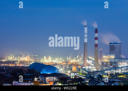 Kraftwerk in der Nacht Stockfoto