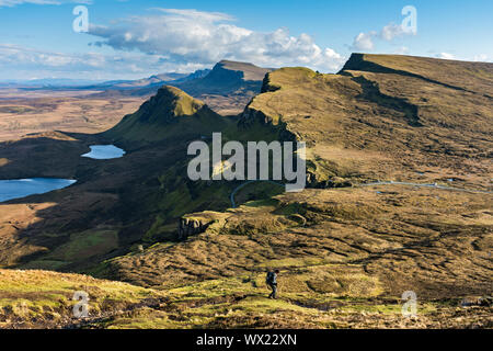 Die trotternish Ridge nach Süden über die quiraing Pass Road, von Meall na Suiramach, die Spitze über dem Quiraing, Trotternish, Isle of Skye, Schottland, Großbritannien Stockfoto