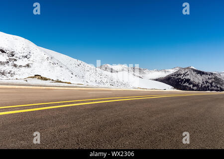 Autobahn auf Tibet Plateau Stockfoto