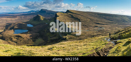 Die trotternish Ridge nach Süden über die quiraing Pass Road, von Meall na Suiramach, die Spitze über dem Quiraing, Trotternish, Isle of Skye, Schottland, Großbritannien Stockfoto