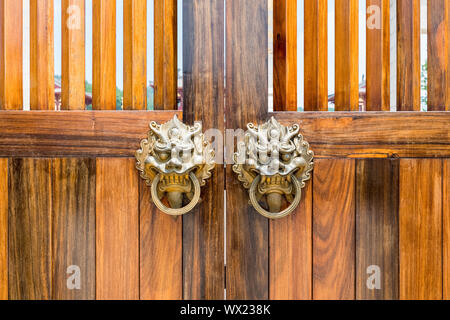 Traditionelle hölzerne Tür und knocker Stockfoto