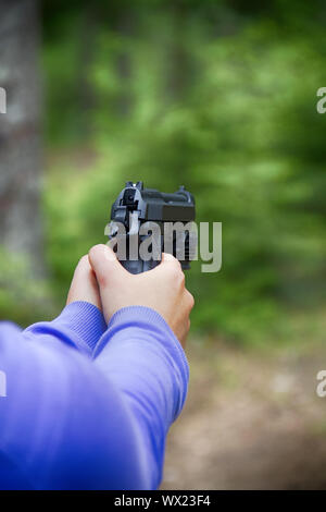 Frau Triebe von Air Gun im Wald Stockfoto