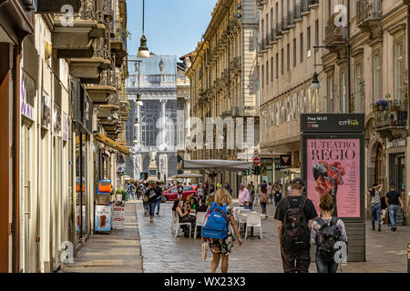 Menschen zu Fuß auf der Via Garibaldi eine Straße mit Geschäften und Restaurants in Turin, Italien Stockfoto