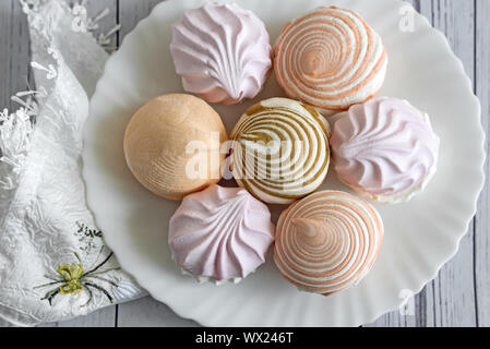 Marshmallows von verschiedenen Sorten auf einem Teller. Stockfoto