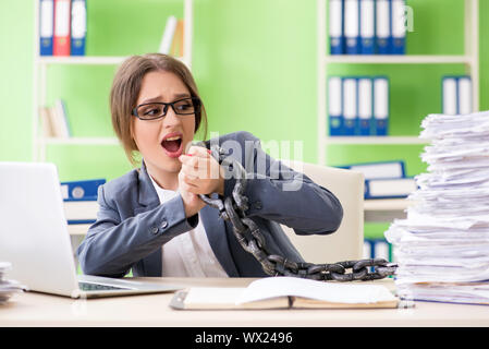 Geschäftsfrau unter Stress im Büro Stockfoto