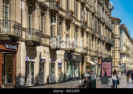 Menschen zu Fuß auf der Via Garibaldi eine Straße mit Geschäften und Restaurants in Turin, Italien Stockfoto