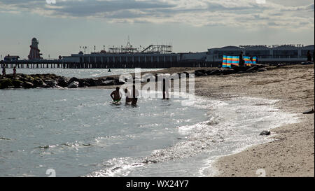 Clacton On Sea, Essex, England, 15. September 2019, die Menschen genießen den Sommer am Strand. Stockfoto