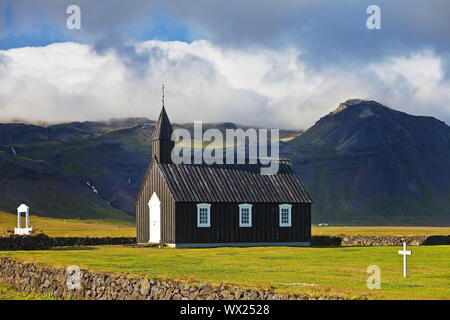 Schwarze hölzerne Kirche aus Bergen, Budir Kirka, Budir, Halbinsel Snaefellsnes, Island, Europa Stockfoto