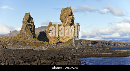 Küstenlandschaft mit felsformation Lóndrangar, Snæfellsjökull National Park, Island, Europa Stockfoto