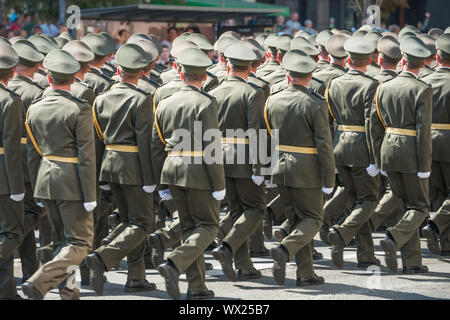 Armee Soldaten marschieren auf Militärparade Stockfoto