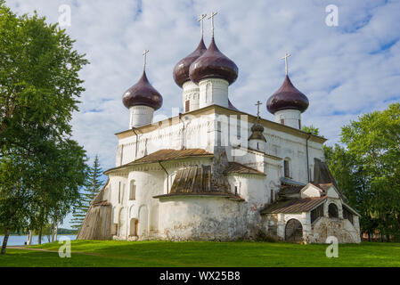 Kathedrale der Geburt Christi an einem sonnigen Tag im August. Kargopol, Russland Stockfoto