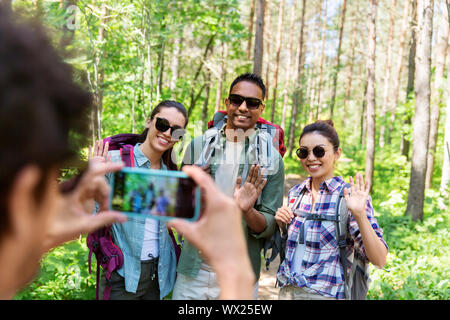 Freunde mit Rucksäcken auf Wanderung fotografiert werden Stockfoto