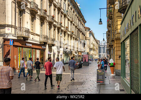 Menschen zu Fuß auf der Via Garibaldi eine Straße mit Geschäften und Restaurants in Turin, Italien Stockfoto