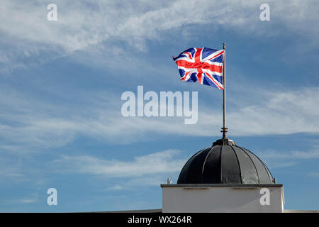 Clacton On Sea, Essex, England, 15. September 2019, die Union Flag fliegt über die Pier. Stockfoto