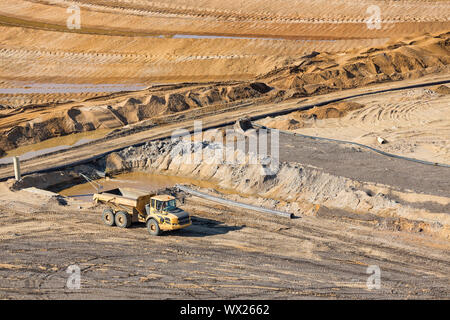 Tipping Trailer im Braunkohle Tagebau Landschaft in Deutschland, Stockfoto
