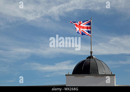 Clacton On Sea, Essex, England, 15. September 2019, die Union Flag fliegt über die Pier. Stockfoto