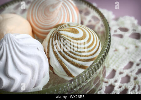 Marshmallows verschiedener Sorten in einem Glas Vase. Stockfoto