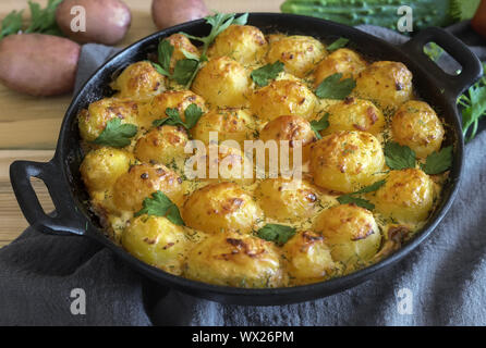 Junge Kartoffeln mit Quark sind im Ofen gebacken. Stockfoto