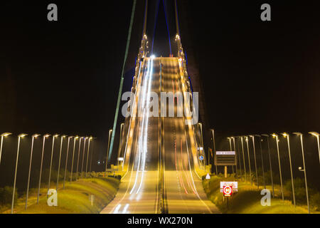 Beleuchtete Pont de Normandie bei Nacht, Französisch Brücke über Seine Stockfoto