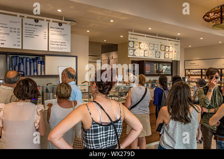 Leute, die in der Grom Gelateria in der Via Garibaldi, Turin, Italien anstehen, um Eis zu kaufen Stockfoto