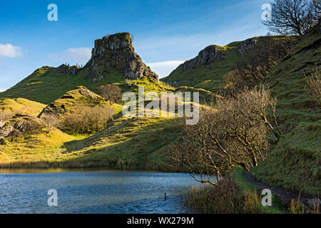 Der Fels Turm als Schloss Ewen in der Fairy Glen, Glen Uig, Trotternish, Isle of Skye, Schottland, UK Stockfoto